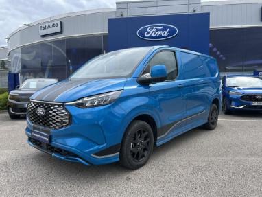 Voir le détail de l'offre de cette FORD Transit Custom Fg 320 L1H1 Electrique 160 kW 218ch Sport de 2025 en vente à partir de 47 999 € 